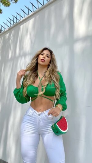 Gabriela Serpa Instagram - Las curvilíneas también podemos lucir lindos outfits 🍉
@serpastore_pe