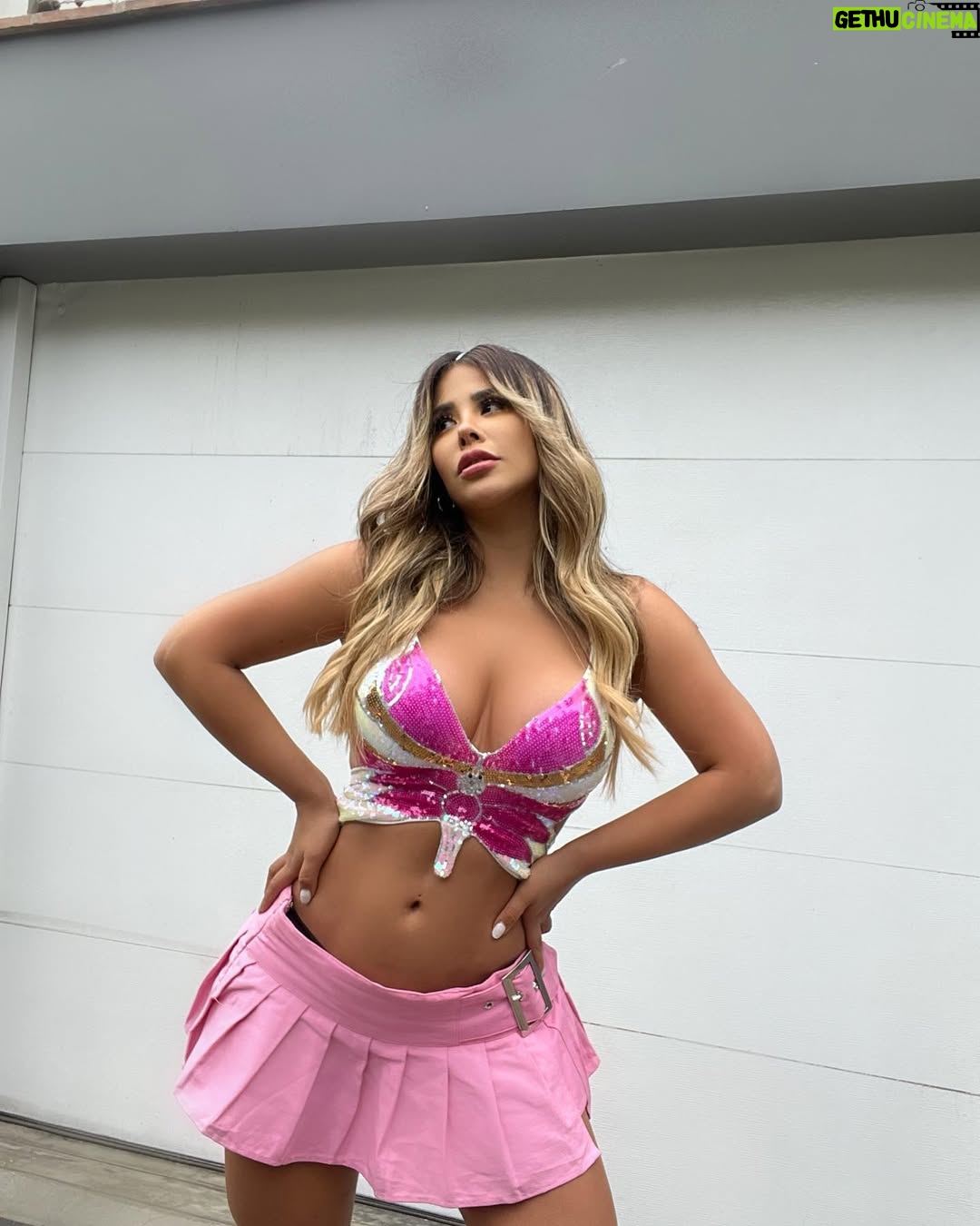 Gabriela Serpa - 53K Likes - Move you body 🩷
.
.
.
.
.
Outfit. @sheinofficial 
🎥. @gabyzmestanza 
💇‍♀️. @gabyzstyle