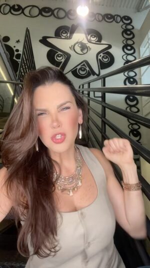 Gabriela Vergara Instagram - Entendimos mal… pero siempre hay una manera de volver a la luz… lo crees?
Sabías que el término AMÉN viene del #Judaismo y su significado real es: “en verdad”. Posteriormente fue adoptado por los #Cristianos y para nosotros significa: “así es” o “que así sea”,
Con el tiempo también el #Islam la sumó y en el #talmud su significado es: “Dios, Rey en el que se puede confiar”.
Aún quienes no profesan una creencia entienden que AMÉN es una confirmación, es una forma de afirmar que lo dicho es verdadero.
.
DESEO QUE SE DERRAMEN EN TU VIDA MIL BENDICIONES! Escribe AMÉN si te gustaría que suceda.
#doyoubelieve #believe #amen #amar #yatra #sebastianyatra