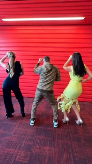 Gabriela Vergara Instagram - “BIZUM”. Díganme sinceramente ¿qué tal lo hacen mis amigas @alejandrapulidooficial y @vergaragabriela en este baile? @tuttoduran_oficial es tu turno de bailar con tus amigas. QUIERO LEER LOS COMENTARIOS.
