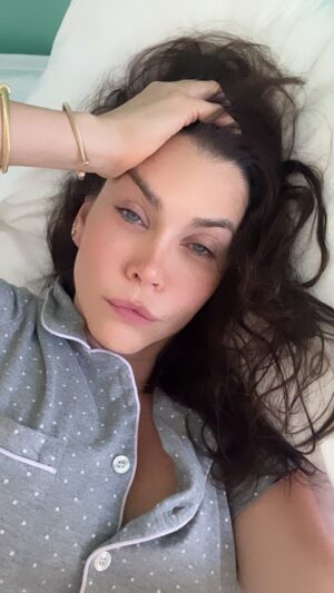 Gabriela Vergara Instagram - Nos les pasa? Son los años o el perreo intenso de ayer? Cuenten que hicieron, los leo. Feliz #Sabado
