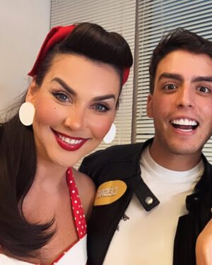 Gabriela Vergara Instagram - Aquí… pensando… estaba con @franngrely, @alejandrapulidooficial, @cesarnojodas haciendo vídeo inspirado en los programas de concursos de los años 1950 y nos parecía encantador el look, la música, el romance… todas aquellas referencias que el cine a marcado como un referente de la época. La pregunta es… si pudieras vivir en otra época… Cuál sería? Alguien nos recordó que aún los matrimonios eran arreglados y que casaban a niñas con hombres mayores. La aspiración máxima era casarte y ser ama de casa, los estudios eran accesorios. El rock era transgresor y los derechos sociales apenas comenzaban un camino importante. A veces creemos que otro tiempo fue mejor… pero el mayor regalo es el presente. Ya otros lucharon por ti y abrieron el camino que hoy gozas… la otra pregunta es; que estamos haciendo por los que vienen? Que les estamos dejando?