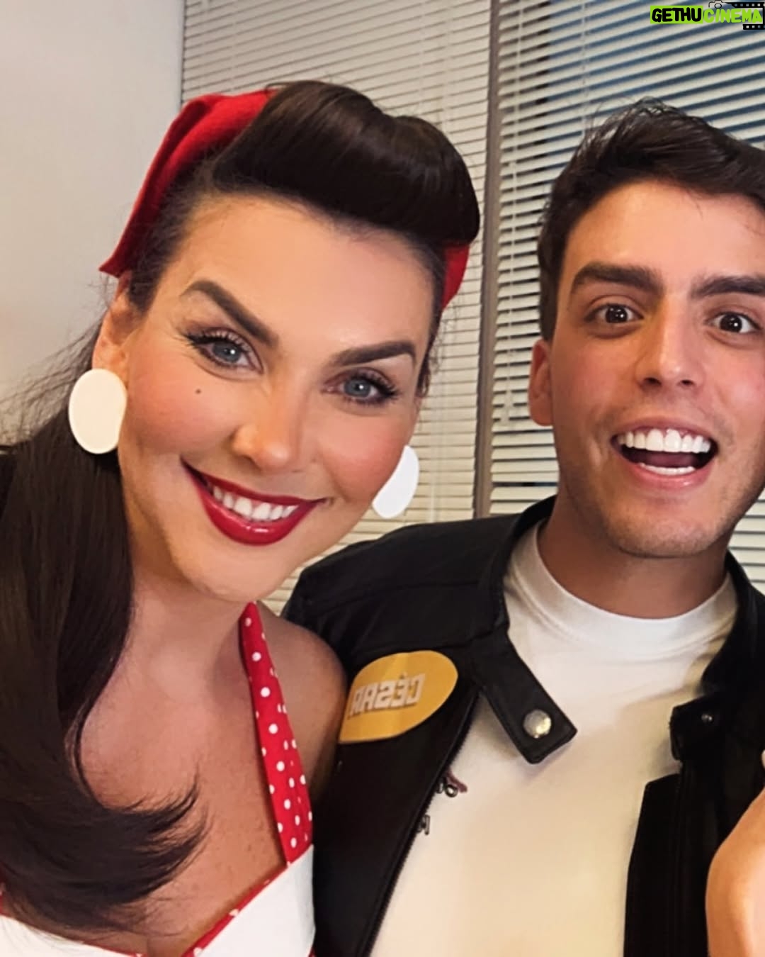 Gabriela Vergara - 8.8K Likes - Aquí… pensando… estaba con @franngrely, @alejandrapulidooficial, @cesarnojodas haciendo vídeo inspirado en los programas de concursos de los años 1950 y nos parecía encantador el look, la música, el romance… todas aquellas referencias que el cine a marcado como un referente de la época. La pregunta es… si pudieras vivir en otra época… Cuál sería? Alguien nos recordó que aún los matrimonios eran arreglados y que casaban a niñas con hombres mayores. La aspiración máxima era casarte y ser ama de casa, los estudios eran accesorios. El rock era transgresor y los derechos sociales apenas comenzaban un camino importante. A veces creemos que otro tiempo fue mejor… pero el mayor regalo es el presente. Ya otros lucharon por ti y abrieron el camino que hoy gozas… la otra pregunta es; que estamos haciendo por los que vienen? Que les estamos dejando?