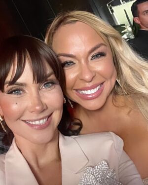 Gabriela Vergara Instagram - 11 años de @evtvmiami! Gracias a todos! Muchos amigos, colaboradores, gente maravillosa que construye, aporta y suma. Un espacio para todas las nacionalidades y para los latinos que nos ponen en alto. Gracias al @teachersalandy por ser siempre mi complemento perfecto en el escenario y amigo incondicional en todo momento. Se me escapan muchos en estas fotos… faltan… demasiados… perp a todos gracias. Vamos por mas! Juntos y adelante! Agradecida con Dios y segura del compromiso. Felíz cumpleaños @evtvmiami.
Como siempre, Dani tenia razón. A todos les encantó mi traje. Por supuesto es de @calipsomiami