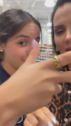 Gabriela Vergara Instagram - Aprendiendo slang con mi hija… a ver #quienlamueve Entendieron? Yo no 🤪
