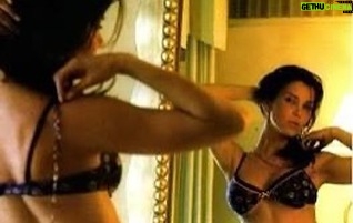 Gabriela Vergara - 26.1K Likes - Hoy es #tbt.
Recuerdo estas fotos como si fuera ayer.
 No tenía idea de a qué iba. Solo sabía que era una sesión fotográfica. Me había extrañado que a pesar de pedir mil veces una prueba de vestuario todos me decían que ellos tendrían varias tallas y que no me preocupara 🧐. Estábamos promoviendo #amasdecasadesesperadas y había espacios con cosas de casa (lavadora, secadora, cocina, baño, etc) Casi me desmayo cuando vi que toda la ropa cabía dentro de un pequeño bolso. Quería matar al PR que había conseguido ese book. El fotógrafo @urielsantanafoto  se tardó mucho con las luces y sintiendo mi incomodidad me pidió que le diera chance y me dijo que no saldría algo que el no aprobara antes. Hicimos una prueba y quedé boca abierta. Es un genio sin duda.  La imagen que capturaba su cámara era de alguien que yo no conocía. Jamás  me había visto de esa manera. Su forma de guiarme, vencer el miedo y pudor  para  hacerme sentir cómoda, en algo que nunca había hecho, fue magistral.
Hoy mirando atrás entiendo que somos muy duros con nosotros mismos. Nos han obligado a compararnos con canones de belleza inalcanzables y sentirse imperfecto es lo común. Disfrutar de tu cuerpo o reconocer tu potencial es poco común.  El estar acomplejado es socialmente normal y yo diría que hasta impulsado. Mostrarte de otra manera ofende a otros… pero pasa el tiempo y te das cuenta que probablemente nunca te vas valorado física, intelectual o espiritualmente cono valoras a los demás.  Ojalá no pierdas tus facultades antes de darte cuenta de todo lo  que siempre has tenido. Que vivan los momentos incómodos que nos hacen salir de nuestra zona de confort y que dejan huella en nuestro propio camino. Estas fotos son solo una pequeña anécdota en medio de un proceso más grande por el cual pase pero al menos mis nietos dirán algún día que su abuela también tuvo años mozos aunque me vean arrugadita a mis 100 años 😜