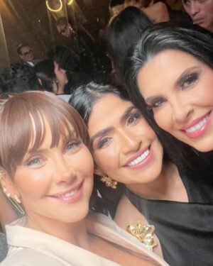Gabriela Vergara Instagram - 11 años de @evtvmiami! Gracias a todos! Muchos amigos, colaboradores, gente maravillosa que construye, aporta y suma. Un espacio para todas las nacionalidades y para los latinos que nos ponen en alto. Gracias al @teachersalandy por ser siempre mi complemento perfecto en el escenario y amigo incondicional en todo momento. Se me escapan muchos en estas fotos… faltan… demasiados… perp a todos gracias. Vamos por mas! Juntos y adelante! Agradecida con Dios y segura del compromiso. Felíz cumpleaños @evtvmiami.
Como siempre, Dani tenia razón. A todos les encantó mi traje. Por supuesto es de @calipsomiami