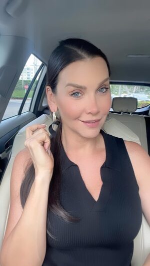 Gabriela Vergara Instagram - No sé si son los años, la madurez o el hartazgo pero el tiempo que me queda deseo compartirlo con gente que aporta aunque diferente a mi, gente luminosa aunque estemos a oscuras, gente energizante auqnue de vez en cuando deba ser recargada. Si no voy a tener nada mejor que en mi cada mejor déjenme tranquila.
Gracias @manoloramosoficial por ponerle música a mia pensamientos