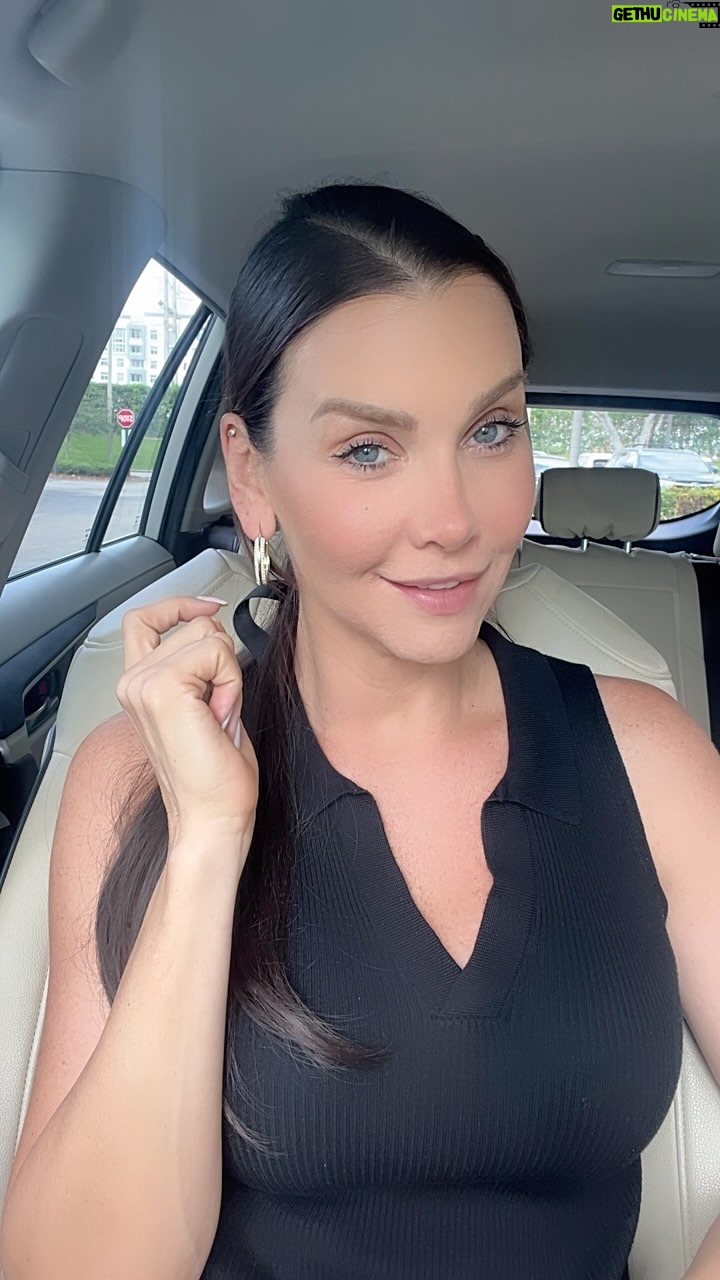 Gabriela Vergara - 178.9K Likes - No sé si son los años, la madurez o el hartazgo pero el tiempo que me queda deseo compartirlo con gente que aporta aunque diferente a mi, gente luminosa aunque estemos a oscuras, gente energizante auqnue de vez en cuando deba ser recargada. Si no voy a tener nada mejor que en mi cada mejor déjenme tranquila.
Gracias @manoloramosoficial por ponerle música a mia pensamientos