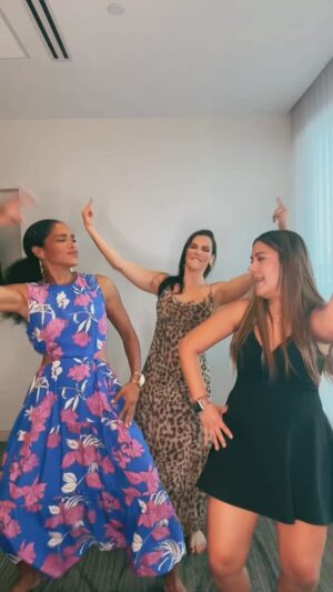 Gabriela Vergara Instagram - ¿Este baile lo ven raro? La verdad es que lo hicimos con una canción que fue eliminada de las redes sociales, y esta fue la solución! A Rey muerto, Rey puesto… ¿Quedó bien? ¿Les gusta?
Somos ese grupito con estilos diferentes, pero que bailamos hasta las propagandas… aún así sin música jajajajaja Vamonooooo 🔥
Etiqueta a tus amigas! Esas que nunca se quieren ir de las fiestas 🤪🤣😂🥳