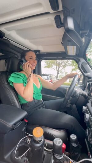 Gabriela Vergara Instagram - Prestas atención al conducir? Son muchos los factores que pueden restar nuestra atención pero a diferencia del vídeo, el final puede traer graves consecuencias. Por favor mantén tus 5 sentidos enfocados cuando conduces y si sabes de alguien que haya sufrido un accidente, por favor, dile que nos contacte a @americanhelpcenters