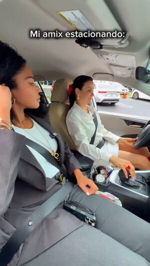 Gabriela Vergara Instagram - De los mismos creadores de “Mis chakras estan alineados” y “Yo manejo con cuidado”… llega “Déjalo así que nadie lo nota”.
Y tu? Cómo te parqueas? Mas tipo @dayralambis o tipo @vergaragabriela?.
La verdad ambas esperamos que te hayas reído un poco y que recuerdes que estamos para para ti en caso de accidente. Contáctanos por un DM. Estaremos pendientes 😝