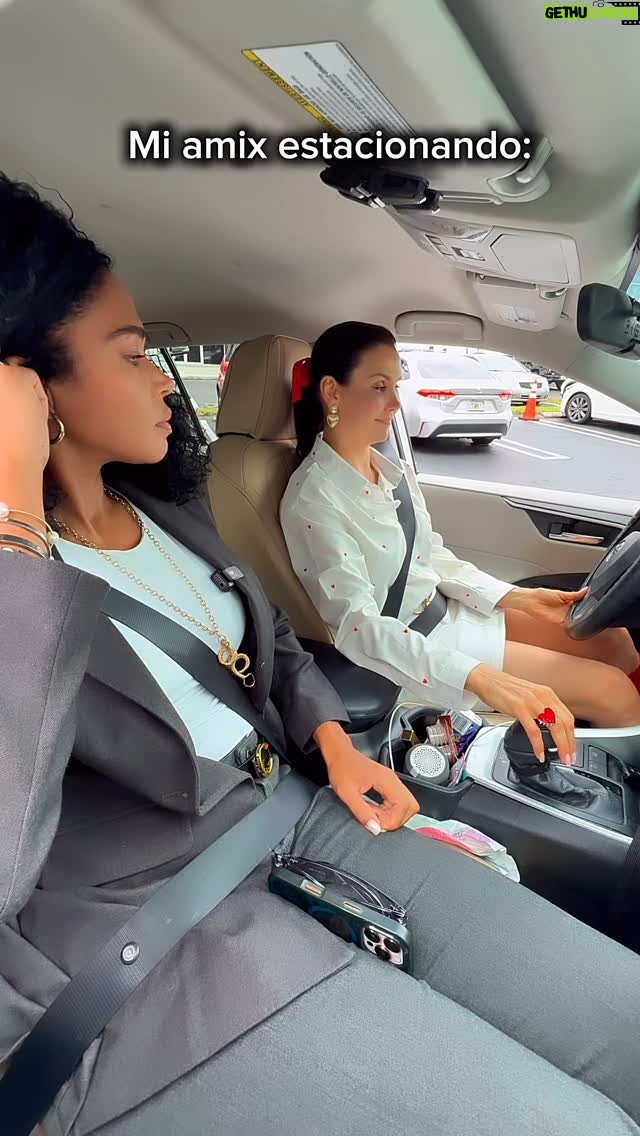 Gabriela Vergara - 7.5K Likes - De los mismos creadores de “Mis chakras estan alineados” y “Yo manejo con cuidado”… llega “Déjalo así que nadie lo nota”.
Y tu?  Cómo te parqueas? Mas tipo @dayralambis o tipo @vergaragabriela?.
La verdad ambas esperamos que te hayas reído un poco y que recuerdes que estamos para para ti en caso de accidente. Contáctanos por un DM. Estaremos pendientes 😝