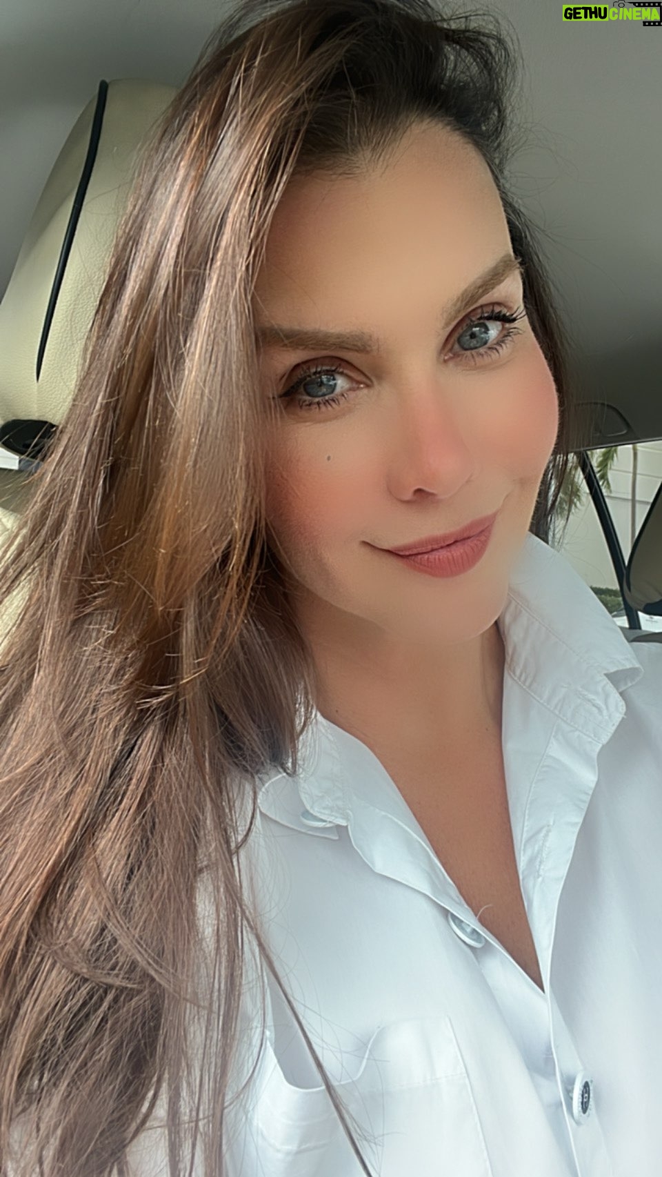 Gabriela Vergara - 14.4K Likes - Comenzando la semana con afirmaciones. Amor propio y un poquito de humildad jajajajajaja. Repetir 3 veces al día para mejores resultados 😜. Compártelo en el mes de la Mujer a todas esas mujeres, chicas, hijas, tías, madre , amigas etc etc etc importantes para ti. El amor comienza por nosotras pero nunca está demasiado ayudar a otras a sentir lo propio por si mismas… y reírnos un ratito también ❤️❤️❤️