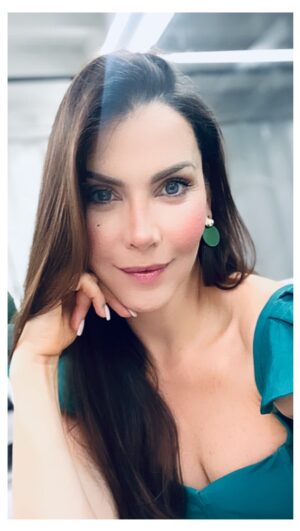 Gabriela Vergara Instagram - Si la crítica es lo que te detiene… acelera hacia la meta. No podemos complacer a todos. No hay mayor destructor de sueños en la historia que “el que dirán”… y esa nube negra puede llegar de cualquier lado… amigos, familia, compañeros, que quizás quieren protegerte desde sus propios miedos o dolores… hay otros que no soportan tu brillo y celebran cada revés o caída pero si Dios puso en tu corazón ese sueño, esa inquietud… las posibilidades son infinitas y las bendiciones están esperando por ti a la vuelta de la esquina…. AVANZA, DA EL PASO. HOY ES EL DIA!