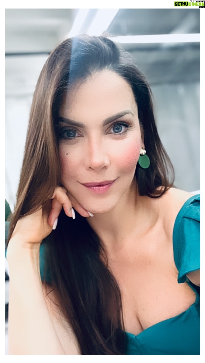 Gabriela Vergara - 7.8K Likes - Si la crítica es lo que te detiene… acelera hacia la meta. No podemos complacer a todos. No hay mayor destructor de sueños en la historia que “el que dirán”… y esa nube negra puede llegar de cualquier lado… amigos, familia, compañeros, que quizás quieren protegerte desde sus propios miedos o dolores… hay otros que no soportan tu brillo y celebran cada revés o caída pero si Dios puso en tu corazón ese sueño, esa inquietud… las posibilidades son infinitas y las bendiciones están esperando por ti a la vuelta de la esquina…. AVANZA, DA EL PASO. HOY ES EL DIA!