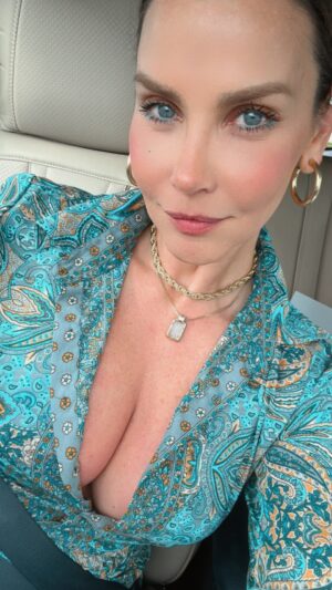 Gabriela Vergara Instagram - Hay migajas, hay platos de segunda mesa y comensales que no merecen estar sentados en tu mesa. Si se va a comer, que sea un verdadero festín para ambos, así como Dios quiere para ti. No te conformes con menos #doblaje #actriz #humor #laotra #comedia