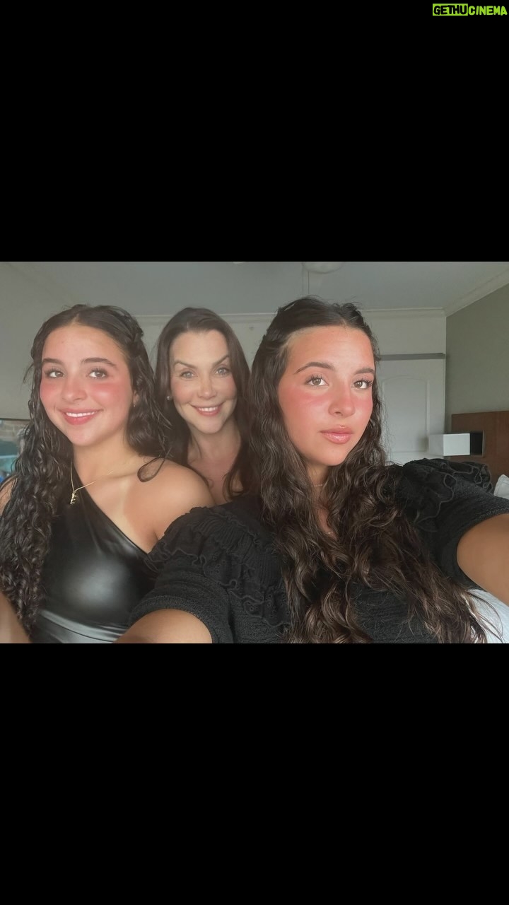 Gabriela Vergara - 14.1K Likes - Quince años! No puedo creerlo! En mis ojos siguen siendo pequeñitas y aún creo que puedo cargarlas a la vez. Hoy son mas grandes que yo y compartimos la misma talla de ropa y zapatos. Usan mi maquillaje, accesorios y hasta consejo de vida me dan. Es increíble todo el camino andado y me emociona pensar en lo que esta por venir. Ustedes son mis compañeras y el motivo tras cada esfuerzo. Mi angustia, mi calma y el motor. Son el impulso de cada mañana para levantarme y el agradecimiento a Dios al acostarme. Mi risa y mi orgullo. Mi presente, mi futuro y la certeza de un pasado bendecido. Son mis maestras, mi botón de “reset” para abandonar viejos e inútiles patrones  y también mi botón de “update” para todos los cambios positivos desde la comunicación asertiva hasta el peinado de ahora o el slang viral . Son mi puente gigante entre generaciones, la autopista hacia la aventura, el freno en la locura, el paracaídas en el vacío y el abrazo con sabor a hogar. Ustedes son todo lo que vale la pena. Son mi sueño hecho realidad, el sueño por cumplir y la razón para seguir soñando… estoy tan agradecida con Dios y con ustedes por escogerme como su mamá. Se que ha sido un reto para las 3 y que estoy lejos de ser perfecta. Gracias por su paciencia y también por las peleas. Con cada una gano conocimiento y experiencia. En este aprendizaje, sin manual, las 3 cumplimos 15 años y creo que vamos paso a paso logrando algo bonito. Claro que hemos tenido que corregir el rumbo, hemos tenido contratiempos y tempestades pero solo han logrado hacernos más fuertes y hoy podemos decir que vamos con las velas abiertas y el viento a favor… y aunque no dejo de reconocer todo cuando han crecido, la madurez que han logrado y el desarrollo conquistado yo sigo sintiendo la necesidad de acompañar sus pasos, de besarlas y consentirlas. De ayudarlas a construir, ya no castillos de arena, pero si las bases se su vida adulta… si a veces me ven lenta no es solo el paso se los años… es que mi disco duro constantemente reproduce  en un mismo momento la bebé que respiró por primera ve sola un 10 de Abril y se calmo con mis latidos, la bebé que abría su boquita para pedir más papilla, la chiquita que corría