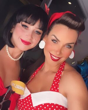 Gabriela Vergara Instagram - Aquí… pensando… estaba con @franngrely, @alejandrapulidooficial, @cesarnojodas haciendo vídeo inspirado en los programas de concursos de los años 1950 y nos parecía encantador el look, la música, el romance… todas aquellas referencias que el cine a marcado como un referente de la época. La pregunta es… si pudieras vivir en otra época… Cuál sería? Alguien nos recordó que aún los matrimonios eran arreglados y que casaban a niñas con hombres mayores. La aspiración máxima era casarte y ser ama de casa, los estudios eran accesorios. El rock era transgresor y los derechos sociales apenas comenzaban un camino importante. A veces creemos que otro tiempo fue mejor… pero el mayor regalo es el presente. Ya otros lucharon por ti y abrieron el camino que hoy gozas… la otra pregunta es; que estamos haciendo por los que vienen? Que les estamos dejando?