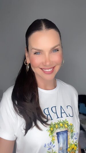 Gabriela Vergara Instagram - Estamos juntos en esto. No todo es un ataque ni todo es personal. Todos tenemos nuestros 5 minutos de ira, de llanto, apuro o confusión. Se vale parar, respirar y volver. Se vale preguntar, rectificar y hasta alejarse pero no se vale #joder. Estas de acuerdo? Te leo…
Una vez mas: gracias @manoloramosoficial