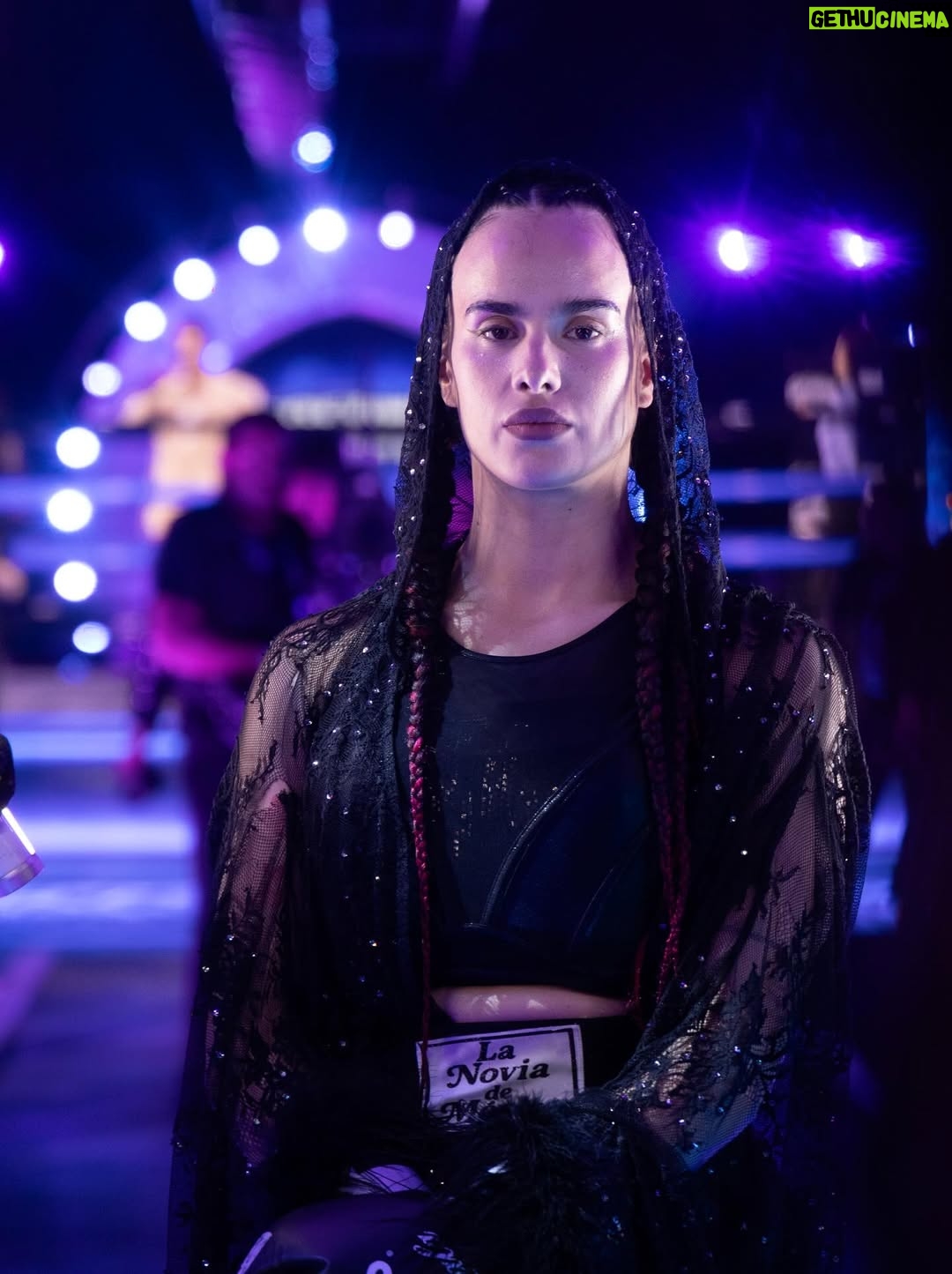 Gala Montes - 151.9K Likes - Hazlo roto
Hazlo solo
 Hazlo cansado
Hazlo asustado 
PERO HAZLO! 

En los últimos meses  me han  Pasado muchas cosas personales MUY  dolorosas, lo cual me orilló a sentirme muy sola, con ansiedad, depresión, estaba desesperada y por ende  terminé enganchandome con 🍁 pero gracias a este proceso logré  enfocarme en mis objetivos y metas en la vida otra vez y así dejar a un lado las cosas que me estaban destruyendo tanto… y yo con eso ¡Ya gané! ❤️🙏🏼 
Si estás pasando por un proceso como yo, busca ayuda ❤️ ( las dr*gas  no son la solución)  el deporte es vida 🥊 ⚽️
Las dr*gas y el amor no se mezclan  o sueltas lo que más amas por las dr*gas o lo que más amas te soltará por las dr*gas ¡tú decides! 

.
.
.
Pd: Felicidades Alana, me dueleee la mandíbula hijaaaa! 
Tienes un futuro brillante por delante, te deseo todo el éxito del mundo, con todo el corazón! ❤️‍🩹 
 Foto @gerardosotto ❤️