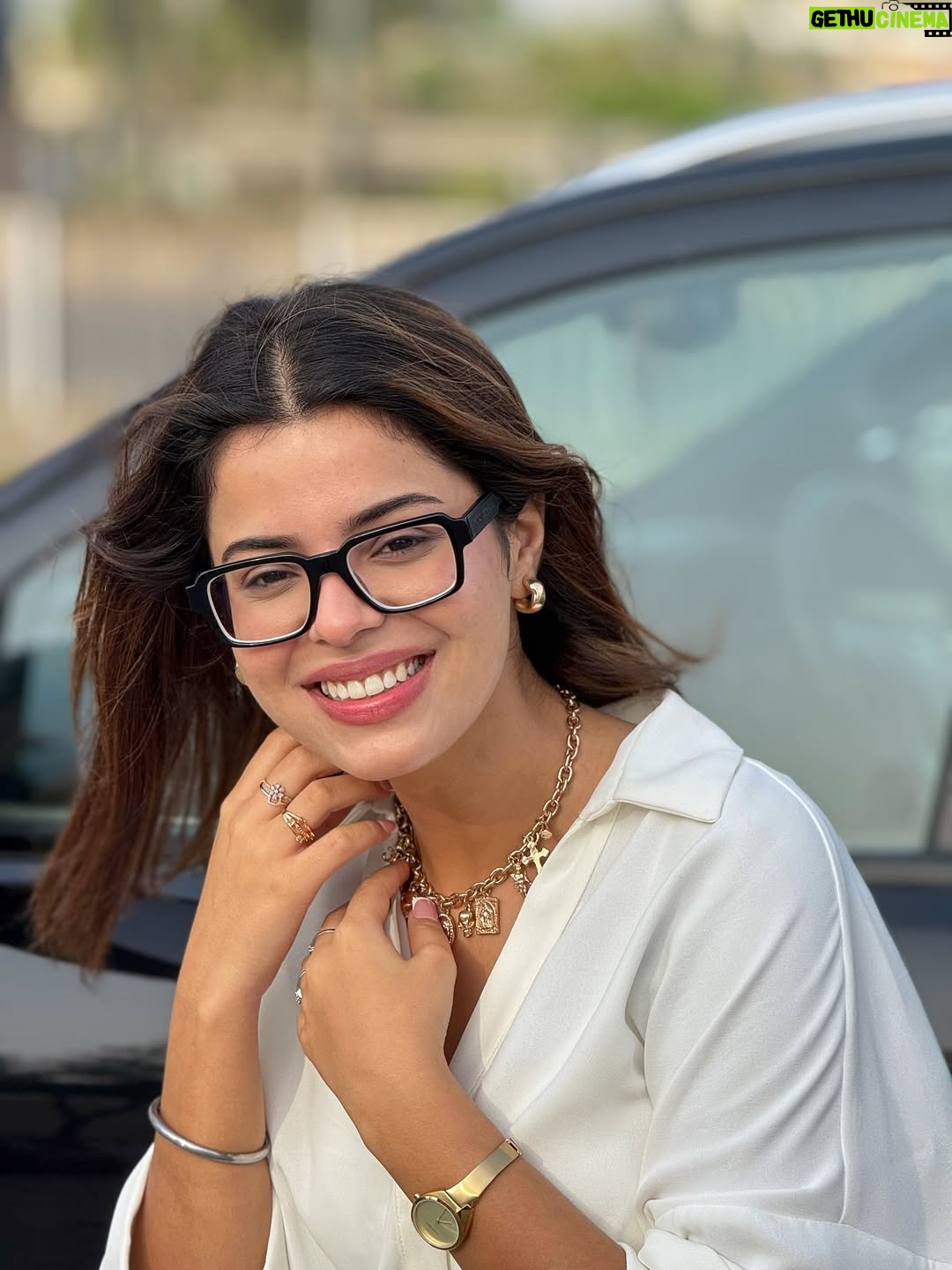Geet Goraya - 191.3K Likes - No bindi but still shoni🥰
Kyo @sabba_official 

@speedrecords 

#geetgorayaians❤️