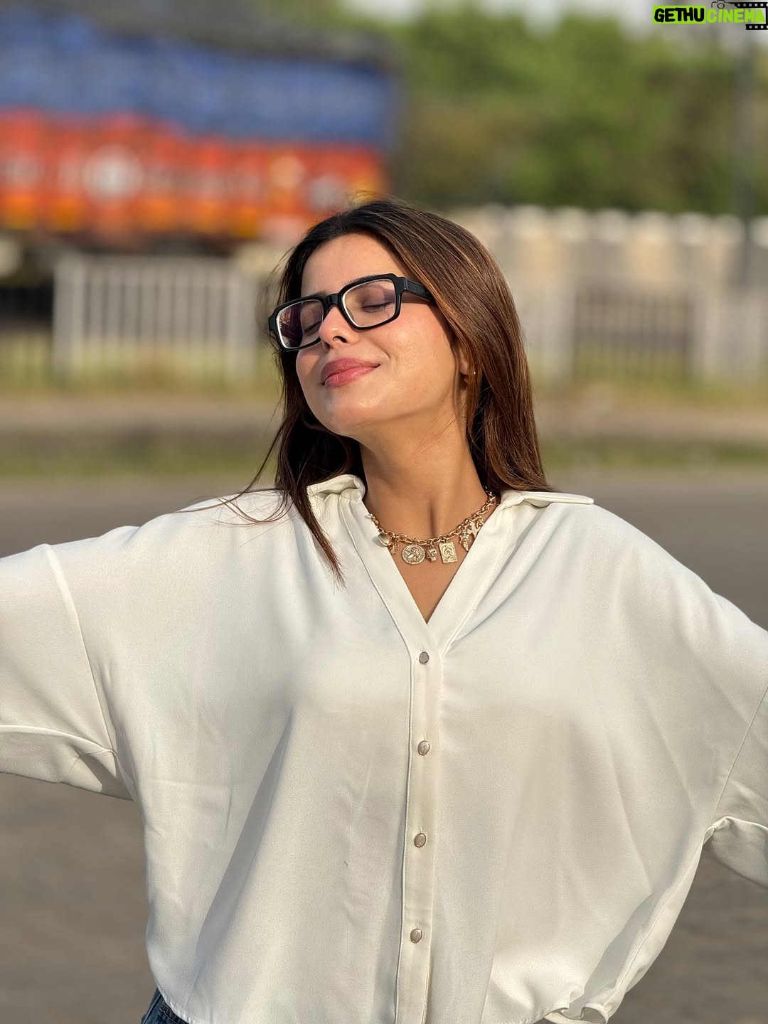 Geet Goraya - 191.3K Likes - No bindi but still shoni🥰
Kyo @sabba_official 

@speedrecords 

#geetgorayaians❤️