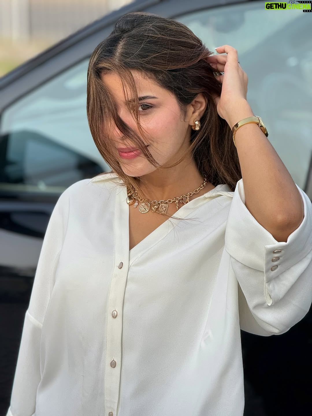 Geet Goraya - 191.3K Likes - No bindi but still shoni🥰
Kyo @sabba_official 

@speedrecords 

#geetgorayaians❤️