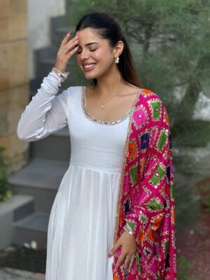 Geet Goraya Instagram - Kavita ta zra m muskil🤍
@geetgoraaya_official 

#geetgoraya