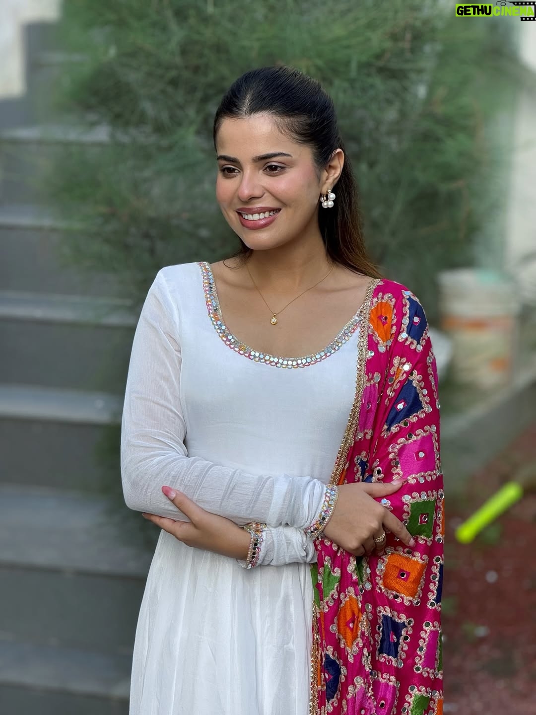Geet Goraya - 85.3K Likes - Kavita ta zra m muskil🤍
@geetgoraaya_official 

#geetgoraya