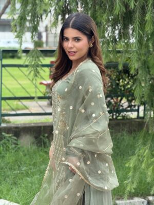 Geet Goraya Instagram - Green💚
Wearing @ridacouture5 
Mua @roopkaurcelebritymua 

#post #instagram #virelpost #geetgorayaians❤️