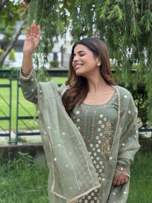 Geet Goraya Instagram - Green💚
Wearing @ridacouture5 
Mua @roopkaurcelebritymua 

#post #instagram #virelpost #geetgorayaians❤️