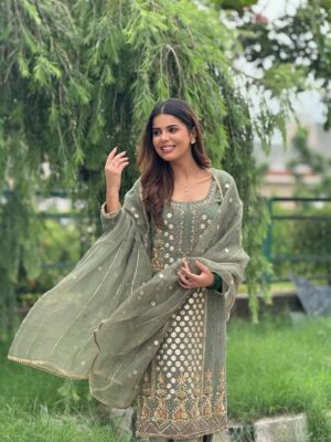 Geet Goraya Instagram - Green💚
Wearing @ridacouture5 
Mua @roopkaurcelebritymua 

#post #instagram #virelpost #geetgorayaians❤️