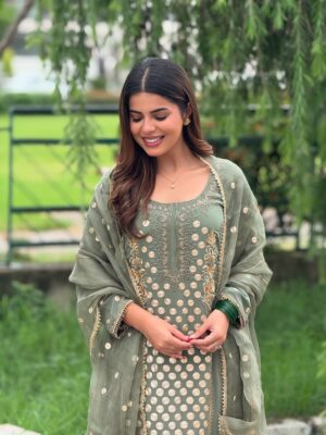 Geet Goraya Instagram - Green💚
Wearing @ridacouture5 
Mua @roopkaurcelebritymua 

#post #instagram #virelpost #geetgorayaians❤️