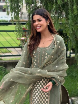 Geet Goraya Instagram - Green💚
Wearing @ridacouture5 
Mua @roopkaurcelebritymua 

#post #instagram #virelpost #geetgorayaians❤️