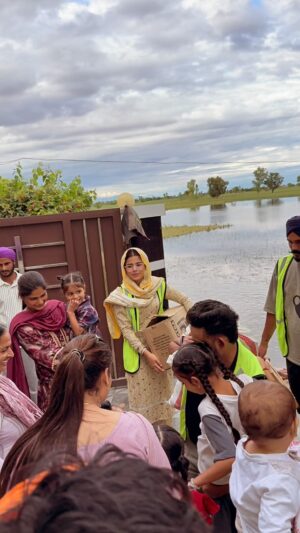 Geet Goraya Instagram - Waheguru ji mehr kreo panjab te🙏🏻
Ajo sare mil ky khde hoiye panjab nal🙏🏻🙏🏻
@khalsa_aid 

#westandwithpanjab