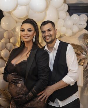 Genta Ismajli Instagram - Jam shume e lumtur qe neser do te ndaj me ju ne ora 18:00 ne kanalin tim zyrtar ne Youtube gjinin e femijeve te mi, per here te pare nje emocion qe nuk gjej dot fjale te pershkruaj se si po ndihem une,
Te faleminderit Zot 🙏🏼
#staytuned #tomorrow #18:00 

Special thanks: @granitmiftari 
Video: @joyweddingfilm 
Photo by : @norikuka 
Dressed: @valdrinsahitiofficial 
M.U.A: @sellmakasumoviq & @kacilleshi 
Decor by: @granddecor 
Place: @garden_hotels
@helenadia_kosova