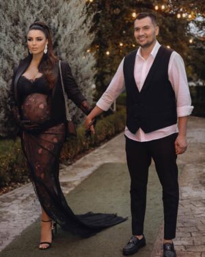 Genta Ismajli Instagram - Jam shume e lumtur qe neser do te ndaj me ju ne ora 18:00 ne kanalin tim zyrtar ne Youtube gjinin e femijeve te mi, per here te pare nje emocion qe nuk gjej dot fjale te pershkruaj se si po ndihem une,
Te faleminderit Zot 🙏🏼
#staytuned #tomorrow #18:00 

Special thanks: @granitmiftari 
Video: @joyweddingfilm 
Photo by : @norikuka 
Dressed: @valdrinsahitiofficial 
M.U.A: @sellmakasumoviq & @kacilleshi 
Decor by: @granddecor 
Place: @garden_hotels
@helenadia_kosova