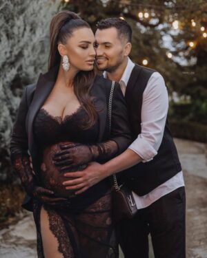 Genta Ismajli Instagram - Jam shume e lumtur qe neser do te ndaj me ju ne ora 18:00 ne kanalin tim zyrtar ne Youtube gjinin e femijeve te mi, per here te pare nje emocion qe nuk gjej dot fjale te pershkruaj se si po ndihem une,
Te faleminderit Zot 🙏🏼
#staytuned #tomorrow #18:00 

Special thanks: @granitmiftari 
Video: @joyweddingfilm 
Photo by : @norikuka 
Dressed: @valdrinsahitiofficial 
M.U.A: @sellmakasumoviq & @kacilleshi 
Decor by: @granddecor 
Place: @garden_hotels
@helenadia_kosova