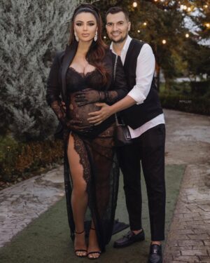 Genta Ismajli Instagram - Jam shume e lumtur qe neser do te ndaj me ju ne ora 18:00 ne kanalin tim zyrtar ne Youtube gjinin e femijeve te mi, per here te pare nje emocion qe nuk gjej dot fjale te pershkruaj se si po ndihem une,
Te faleminderit Zot 🙏🏼
#staytuned #tomorrow #18:00 

Special thanks: @granitmiftari 
Video: @joyweddingfilm 
Photo by : @norikuka 
Dressed: @valdrinsahitiofficial 
M.U.A: @sellmakasumoviq & @kacilleshi 
Decor by: @granddecor 
Place: @garden_hotels
@helenadia_kosova