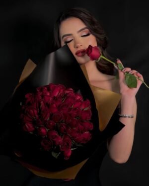 Ghada Chaka Instagram - Joyeuse saint-Valentin 🌹
ان شاء الله ايامكم بكلها حب ❤️🔥
Mua by the one and only @oussema.soulii 🤍
Hairdresser @nabil_el_khalsi 🫶🏻