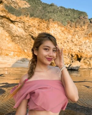 Ghea Indrawari Instagram - sibuk megangin poni