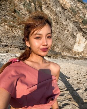 Ghea Indrawari Instagram - sibuk megangin poni