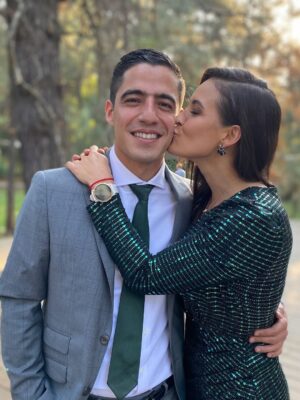 Gina Holguín Instagram - Hoy celebro la vida del hombre que ha sido mi compañero, mi refugio y mi impulso. Eres un papá increíble, un narrador que le da sentido a todo, y el alma que abraza cada uno de mis cambios con amor.
Gracias por apoyarme, por amarme y por hacer que nuestra vida tenga voz propia.
Que sea un año de muchos más sueños cumplidos.
Feliz cumpleaños, mi amor. @avacav