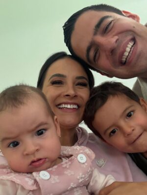Gina Holguín Instagram - Hoy celebro la vida del hombre que ha sido mi compañero, mi refugio y mi impulso. Eres un papá increíble, un narrador que le da sentido a todo, y el alma que abraza cada uno de mis cambios con amor.
Gracias por apoyarme, por amarme y por hacer que nuestra vida tenga voz propia.
Que sea un año de muchos más sueños cumplidos.
Feliz cumpleaños, mi amor. @avacav