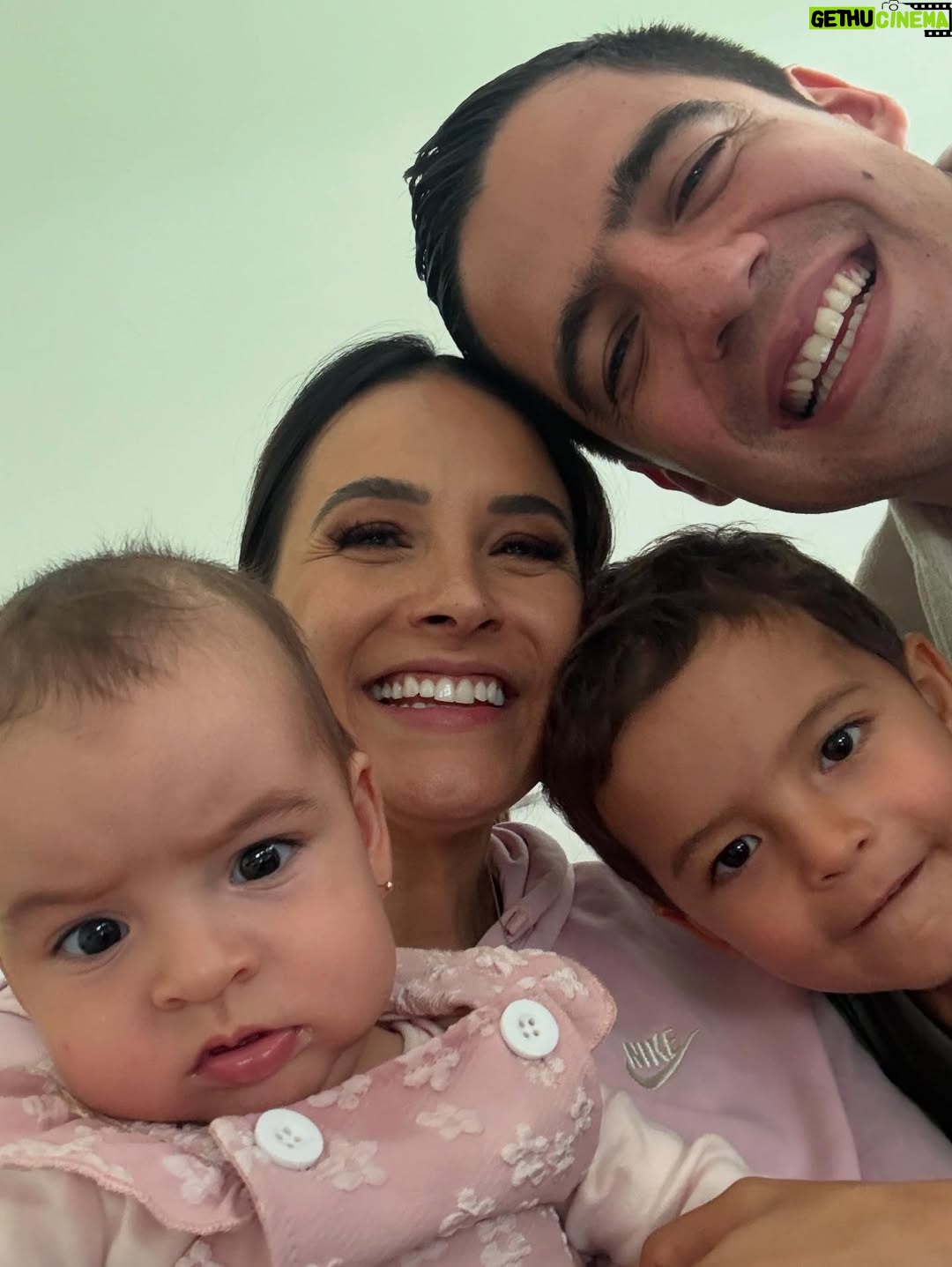 Gina Holguín - 43.7K Likes - Hoy celebro la vida del hombre que ha sido mi compañero, mi refugio y mi impulso. Eres un papá increíble, un narrador que le da sentido a todo, y el alma que abraza cada uno de mis cambios con amor.
Gracias por apoyarme, por amarme y por hacer que nuestra vida tenga voz propia.
Que sea un año de muchos más sueños cumplidos.
Feliz cumpleaños, mi amor. @avacav