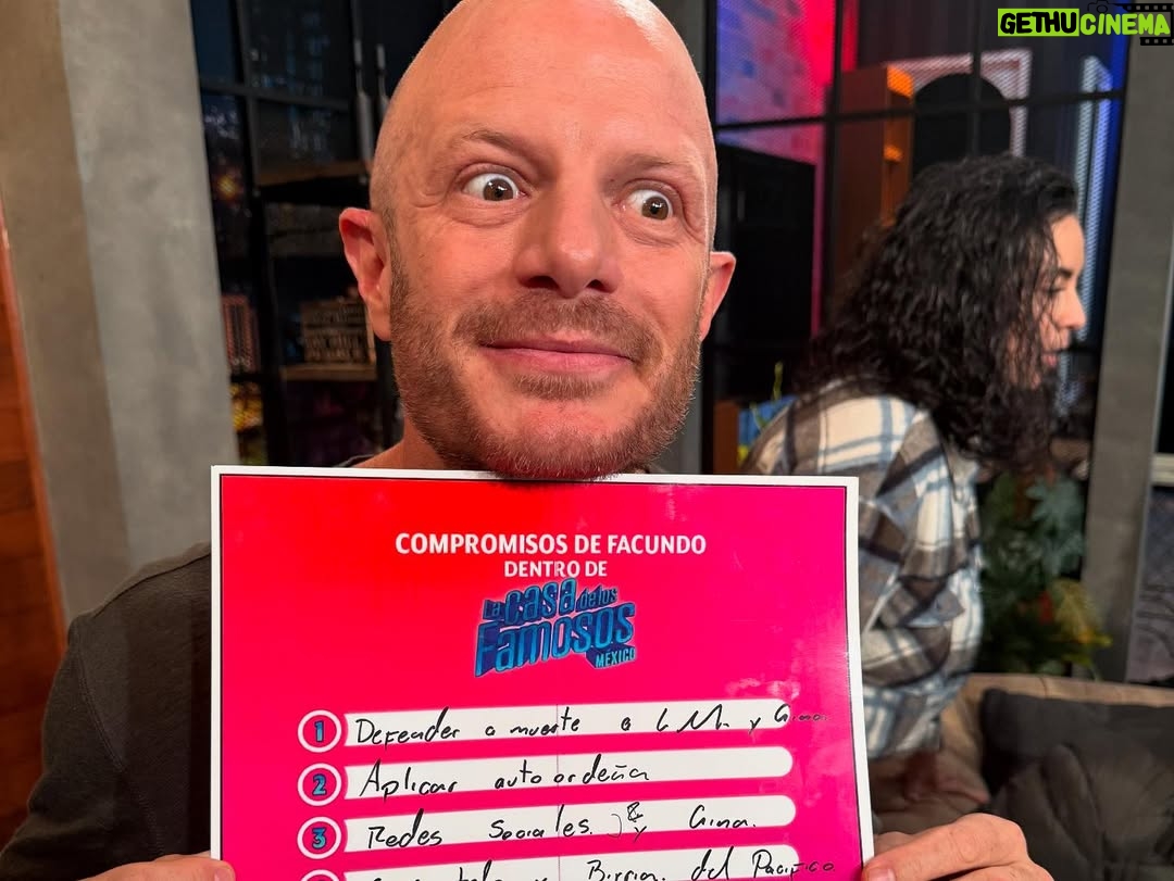 Gina Holguín - 4.5K Likes - ¿Que si me divierto en @miembrosalairetv ? MASHIN!!!
Gracias!!! La pasé increíble. Solo espero que no se olvide @facufacundo que: “Y Gina también” 
La última foto es la lista de los compromisos dentro de @lacasafamososmx que Facundo firmó bajo notario y con la secretaria de gobernación que dio fe y legalidad de dicho documento. 
 A GANAR FACUNDO!!!!! 😎🙌🏽