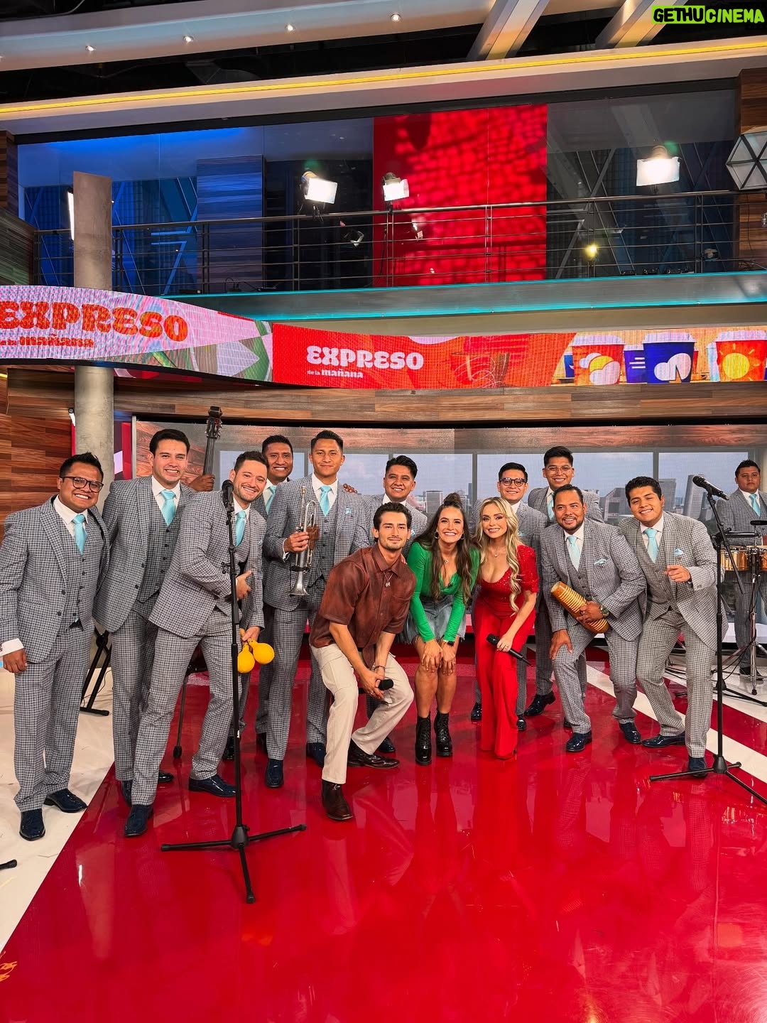 Gina Holguín - 1.3K Likes - Es vierneeeees! Y el cuerpo lo sabe 💃🏽😎 @lasonorasalsanera @emilio.marcos 
En @expresodelamananafans