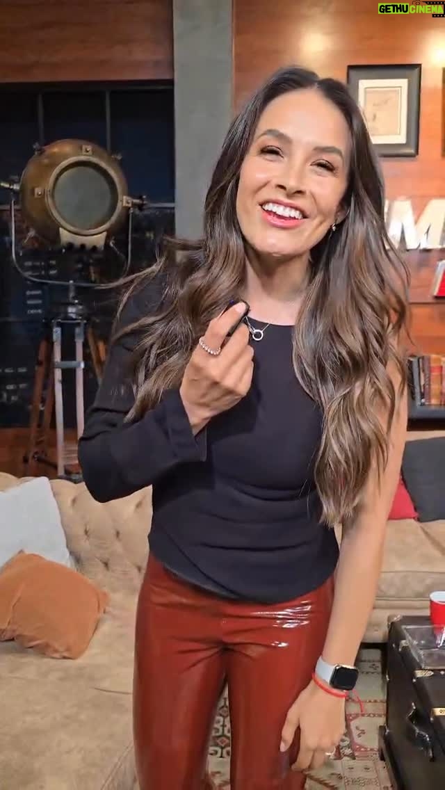 Gina Holguín - 3.6K Likes - Hoy #MiembrosAlAire IM-PER-DI-BLE con @georginahol