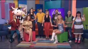 Gina Holguín Instagram - ¡Feliz sábado! 🥳 Ya estamos al aire por @canalestrellas 📺🥳 @paulstanleyd @georginahol @carmenmoriginal @ximenacordoba @juanjoulloa @omarreyes @juanito.2764 @olgasanaoficial @maytecarranco #cuéntameloya